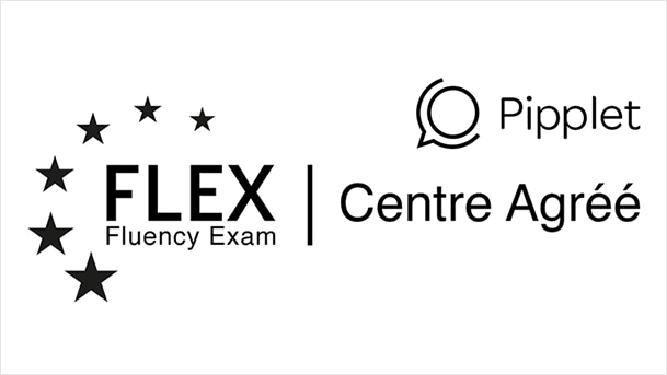 Sur fond blanc, logos en noir de Pipplet et de l'offre Flex "Fluency Exam"